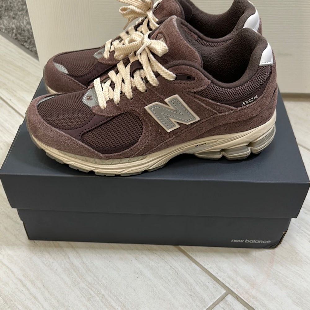 New Balance M2002